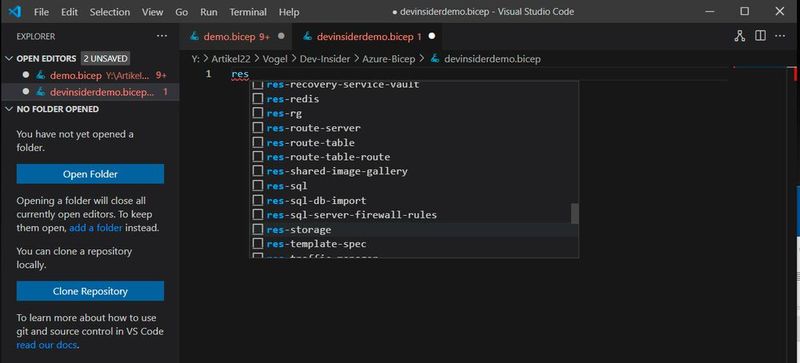 Die Autovervollständigung in VS Code hilft beim Erstellen von Bicep-Dateien.