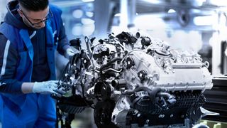 BMW V8-Motor: Die Geschäftsmodelle vieler Zulieferer sind eng mit dem Verbrennungsmotor verflochten.  (Bild: BMW)