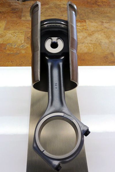 „Power-Cell-Unit“: Lasergeschweißter Stahlkolben mit verringerter Kompressionshöhe und Kolbenringe mit spezieller Beschichtung – kombiniert mit einer Zylinderlaufbuchse, deren Oberfläche über den Laufweg des Kolbens unterschiedlich gehont ist. Die Ölhaltefähigkeit verbessert sich in den Zylinderlaufbuchsen in den Umkehrpunkten der Kolbenringe deutlich. (Wolfgang Pester)