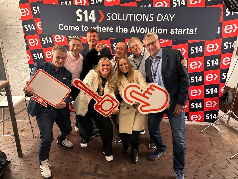 Das Barco Team überlässt nichts dem Zufall und ist für die Hausmesse super kompetent vertreten. (Bild: Vogel IT-Medien)