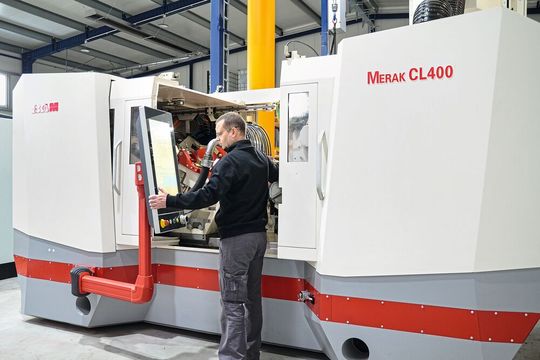 Bei Spitzenlos- und Rundschleifmaschinen erweist sich die von Keba verwirklichte Mensch-Maschine-Interaktion basierend auf einer offenen und flexibel einrichtbaren Software und einem grossen, individuell anpassbaren Touchscreen als besonders funktional.  (Bild:  Keba)