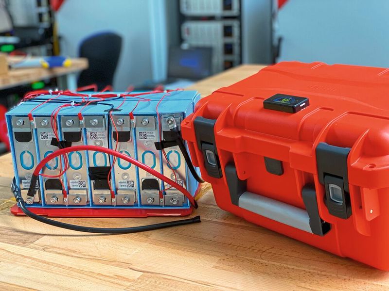 Die tragbaren Batterieboxen bringen den Strom direkt zu den Verbrauchern. Mit einem durchdachten Sicherheitskonzept für die Lithium-Ionen-Batterien sowie Sensorik lassen sich die Speicher vollständig digital überwachen.