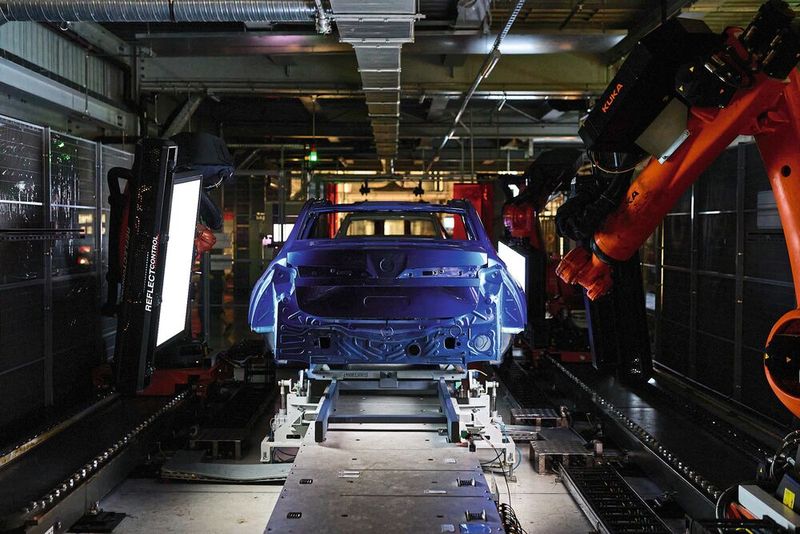 Automated surface inspection in the paint shop uses cameras and artificial intelligence to detect deviations on the surface. (Image:Rainer Haeckl)