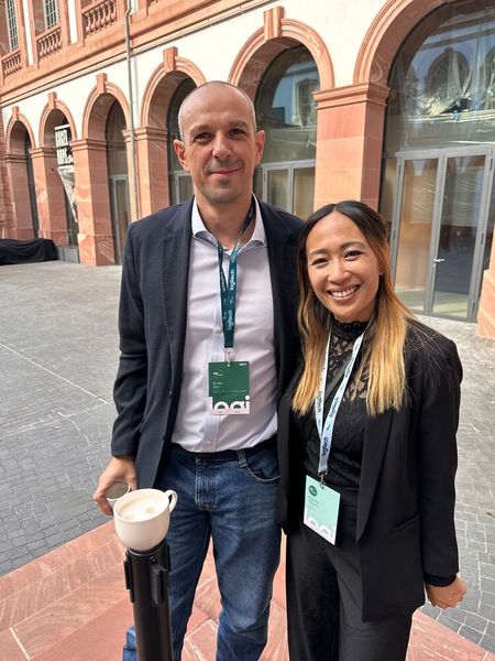 Ernes Alic (Ingram Micro) und Mishelle Nguyen (Logitech) machen eine Kaffee-Pause. (Bild: Vogel IT-Medien )