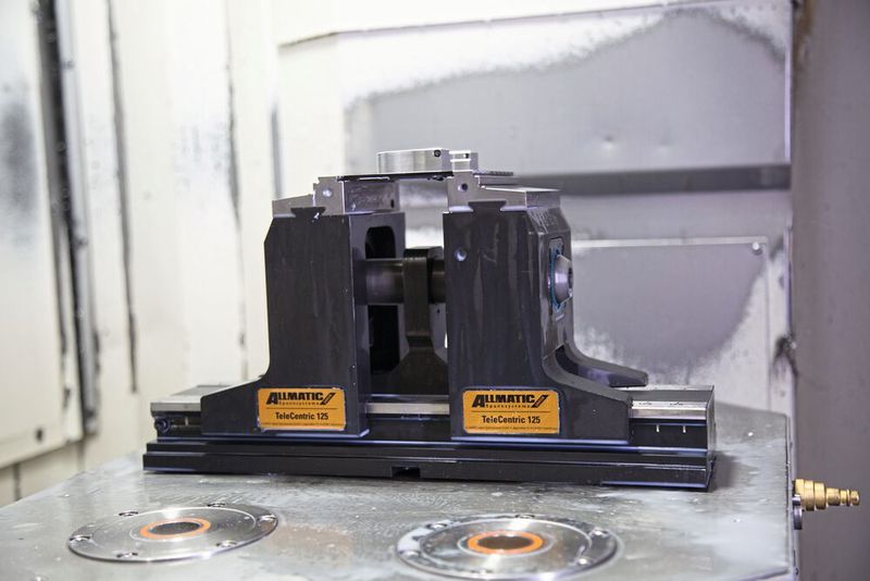 Der neue Tele Centric 125 bringt stolze 40 Kilonewton Spannkraft bei nur 60 Newtonmeter Anzugsmoment. Die Spannweite reicht von 44 bis 227 Millimeter. Mit Spannweiten-Adapter kann die Mindest-Spannweite von 44 auf 11 Millimeter reduziert werden.  (Bild: Allmatic-Jakob Spannsysteme GmbH)