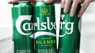 Nachhaltigere Verpackung: Mit Snap Pack werden Carlsberg-Bierdosen in einem Multipack zusammengeklebt. (Bild: thorbjornfessel.com)