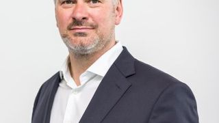 Solarwatt-CEO Detlef Neuhaus: „Eine hochwertige Solaranlage auf dem eigenen Dach inklusive Speichersystem kostet weniger als 10.000 € und produziert Sonnenenergie für weniger als 24 Cent pro kWh.“ (Bild: Solarwatt)