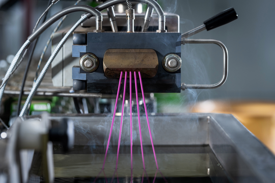 Die Neuheiten 2027 bringen deutliche Farbverschiebungen mit sich. Warme, emotionale Töne dominieren das Gesamtbild. (Bild:  Lifocolor)