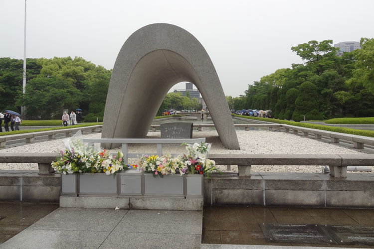 Ebenfalls im Friedenpark steht das Kenotaph, ein leeres Grab, in dem eine Schriftrolle ruht, auf der die Namen der Atombombenopfer festgehalten sind. (Foto: Mauritz)
