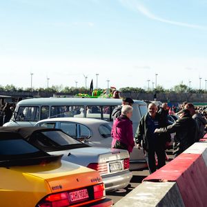 Kein antifaschistischer Schutzwall, aber auch diese Streckenbegrenzungselemente hatten ihren Sinn und Zweck, schließlich fanden im Rahmen der 1. Dekra Klassiktage auch die sogenannten Oldtimer Trackdays statt, und hier wird traditionell richtig Gas gegeben.(Bild:  DEKRA / Christian Storch)