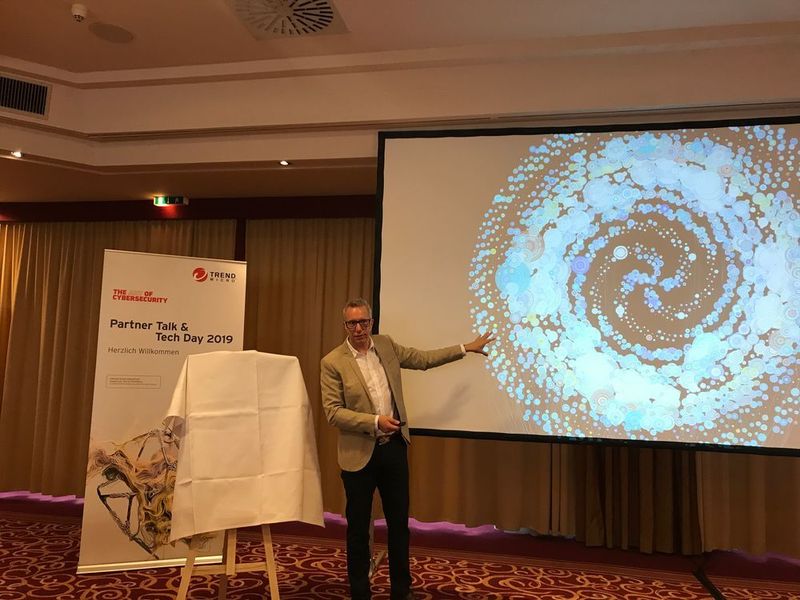 „The Art of Cybersecurity“ ist die aktuelle Marketing-Kampagne von Trend Micro. Brendan Dawes, einer der „The Art of Cybersecurity“-Künstler, erklärte, wie aus Daten Kunstwerke entstehen. (Trend Micro)