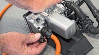Vor dem Einbau werden der fahrzeugspezifische Halter, die Stromversorgung für die Wasserumwälzpumpe sowie das 230-Volt-Kabel an das Heizgerät angeschlossen.  (Bild: Juergen Sauer)