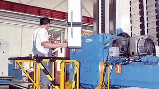 Bild 1: Durch ein Retrofit von Steuerung und Antrieben können Jahrzehnte alte Maschinen wieder auf einen technischen Stand gebracht werden, der aktuellen Anforderungen genügt, wie das Wotan-Bohrwerk zeigt. (Archiv: Vogel Business Media)