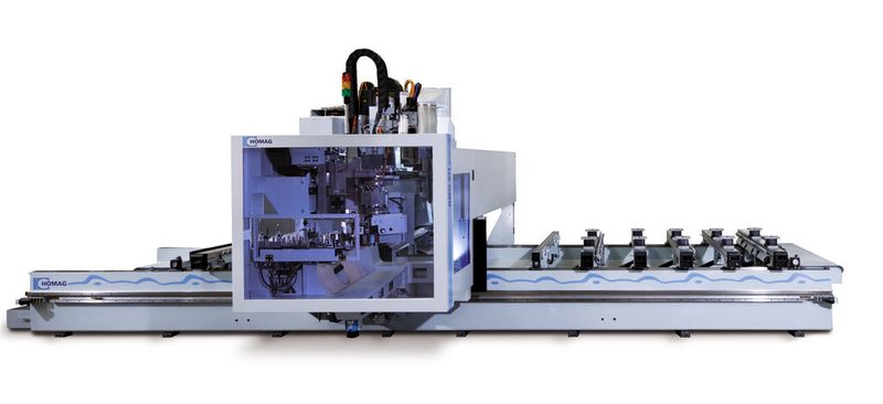 Bild 8: Auf dem 9 m langen Maschinenbett aus Hochleistungsbeton (Sorbtech des Maschinenherstellers Homag) verfährt ein Portal, das alle Arbeitsspindeln, den Werkzeugwechsler, die Absaugvorrichtung und die komplette Arbeitsraumverkleidung trägt. (Bild: Homag)