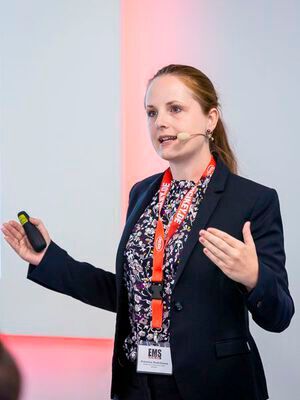 Jeannine Budelmann, Budelmann Elektronik: „Software, die auf einem PC oder einer Datenbrille läuft, unterstützt den Mitarbeiter beim Bestücken der Bauteile.“(Bild:  Stefan Bausewein)