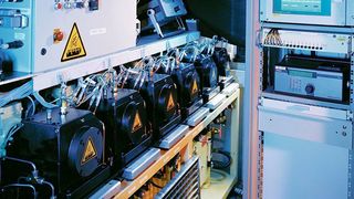 Radiallager im Dauertest: Lebensdauerprüfstand im Schaeffler Forschungs- und Entwicklungszentrum Herzogenaurach. Die Methodik der Untersuchungen hat das begehrte Prüfsiegel vom Germanischen Lloyd erhalten. (Bild: Schaeffler)