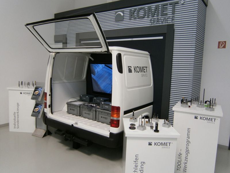 Komets rasender Werkzeugservice war auch zugegen... (Bild: Königsreuther)