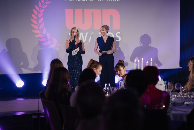 Eröffnet wurde der feierliche Abend durch Eva Kanzler und Lydia Hundsdörfer. (v.l.) (Bild: Manuell Emme Fotografie)