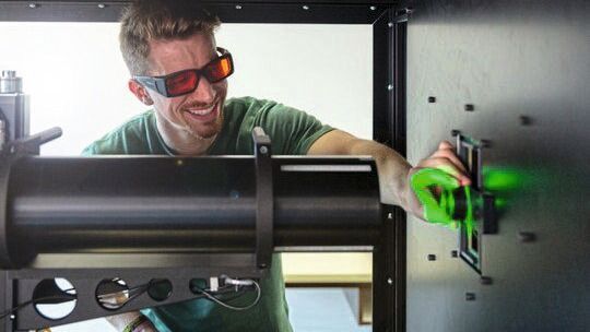 Impression aus dem Optiklabor: Im Projekt PISA entwickelt das Fraunhofer IMS integrierte photonische Lösungen für besonders stabile und kompakte Lasersysteme.(Bild:  Judith Büthe/Fraunhofer IMS)