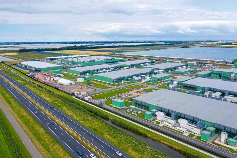 Der Perimeterschutz von Produktionsanlagen ist die erste Verteidigungslinie gegen unbefugtes Eindringen von Personen und zunehmend auch Drohnen. Letztere können Angreifer nutzen, um Störungen zu verursachen, auf drahtlose Netzwerke zuzugreifen sowie sich Zugang zu geschützten Informationen und Geschäftsgeheimnissen zu verschaffen. (Bild: Getty Images)