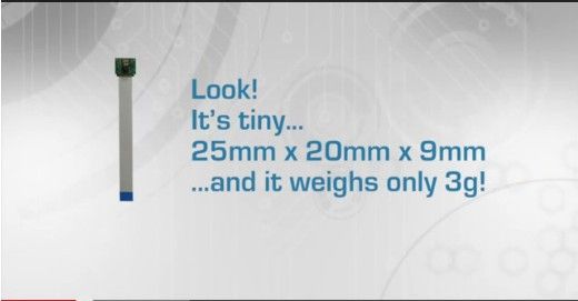 Mike Powell von Farnell element14 erklärt das Kameramodul für den Raspbery Pi: Das Kabel gehört zum Lieferumfang und ist klein und leicht (Bild: Farnell)