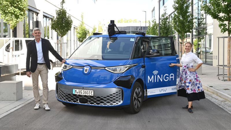 In München testen die SWM, die MVG und die IAV autonome On-Demand-Fahrzeuge im öffentlichen Straßenraum.(Bild:  Robert Haas)