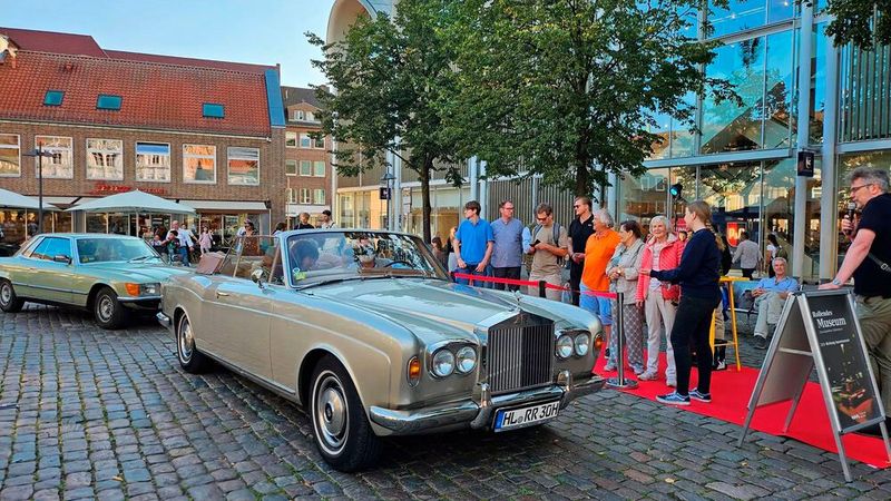 Cabriolets wie das majestätisch-lautlos gleitende Rolls-Royce Corniche Cabriolet waren an dem lauen Sommerabend besonders beliebt. (Bild: OCC)