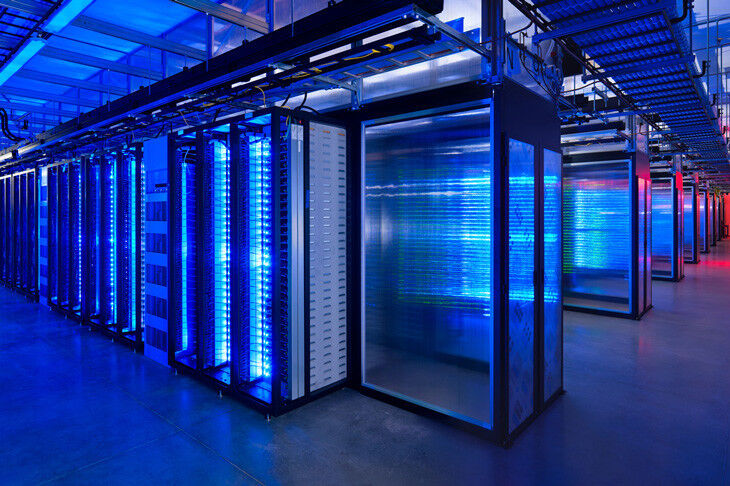 Im Server-Raum des Prineville Data Center von Facebook (Bild: Facebook)