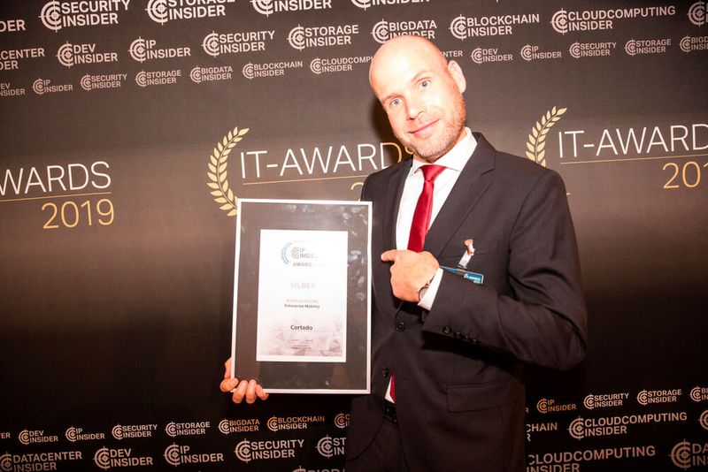 Sven Huschke von Cortado mit dem IP-Insider Award für Cortado. (Bild: artful rooms / VIT)