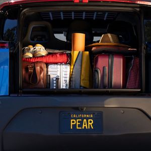 Wird es in einer Parklücke eng, bietet der Pear den Vorteil einer sich absenkenden Hecktür.(Bild:  Fisker)