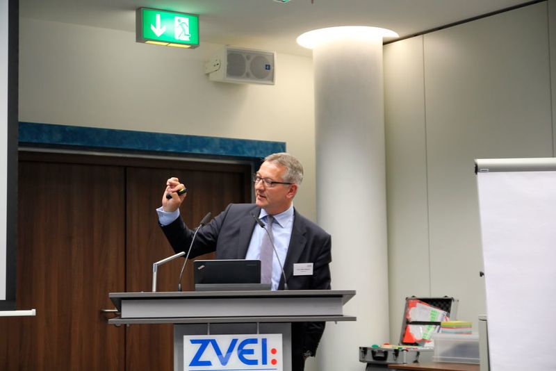 Prof. Dr. Dieter Wegner, Sprecher Führungskreis Industrie 4.0, berichtet, dass bereits 88 Unternehmen und Institute mit an Bord seien und der Führungskreis 140 Mitglieder habe. Für all diejenigen, die glauben, dass Industrie 4.0 die Fertigungen zu Roboterfabriken mache, sagt er: „Die Horrorszenarien, dass Fabriken menschenleer sein werden, sind absoluter Blödsinn. “ (Reinhold Schäfer)