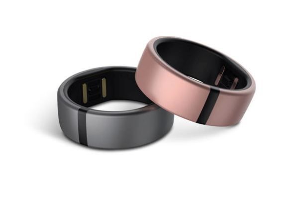 Fitness Tracker Motiv Ring: Der Motiv Ring ist ein tragbarer Mikro-Fitness-Tracker, der einen anderen Ansatz als sonstige Geräte seiner Art verfolgt, um Aktivität, Pulsfrequenz und Schlafqualität zu messen. Seine auf kleinstem Raum untergebrachte moderne Technologie macht ihn zu einem schlanken, hochfunktionellen Produkt. Die dezent-filigrane Gestaltung verzichtet auf unförmige technische Zu-gaben oder überflüssige Benutzerschnittstellen. Das Gerät bietet eine umfangreiche technische Ausstattung, darunter einen Bluetooth-Sendeempfänger, einen 3-Achsen-Beschleunigungsmesser, einen optischen Pulssensor und eine maßgeschneiderte, gebogene Lithium-Ionen-Batterie, Hersteller  Motiv Inc., San Francisco, USA. (Bild: Red Dot /  Motiv Inc)