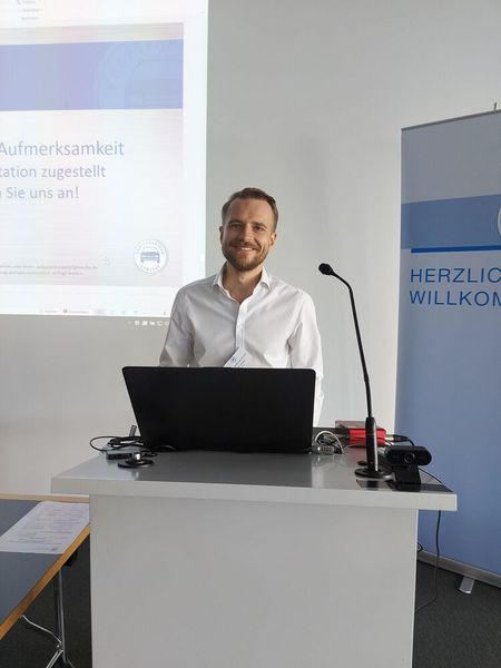 Daniel Winkler, verantwortlich für Prüfungswesen und Aufgabenbank, referierte zum aktuellen Stand der digitalen Gesellenprüfung. (Bild: Moßner/autofachmann)