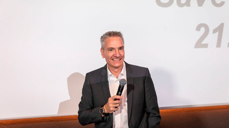 Als Abschluss der Preisverleihung verkündete Wolfgang Michel bereits das Datum für die Verleihung des Digital Automotive Awards 2022: Sie findet am 21. Juni statt. »kfz-betrieb« freut sich schon auf die nächsten digitalen Leuchtturmprojekte! (Bild: Stefan Bausewein)