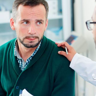 Gekündigt und dann für die Dauer der Kündigungsfrist krankgeschrieben? Das BAG entschied jetzt, dass in so einem Fall die Beweiskraft der Arbeitsunfähigkeitsbescheinigung erschüttert sein kann. (Bild: pressfoto auf Freepik)