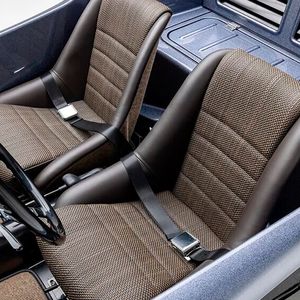 Jeder Buggy verfügt über geflochtene Ledersitze, die robuste Haltbarkeit mit raffiniertem Komfort verbinden – sagt der Hersteller.(Bild:  Meyers Manx)