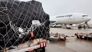 Pioniertat! Als erste Airline setzt Lufthansa Cargo auf Leichtbau-Transportnetze, die nur rund die Hälfte der üblichen Netze wiegen. Auch bestehen sie aus einer nachhaltig produzierten Faser. Lesen Sie, was hinter diesem Schritt steckt! (Bild: Lufthansa Cargo)