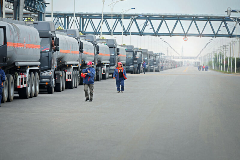 Warteschlange: In langer Reihe stehen die Tanklastzüge vor den Toren der Raffinerie der Huajin Tongda Chemical Company in Panjin. (Bild: Endress+Hauser)