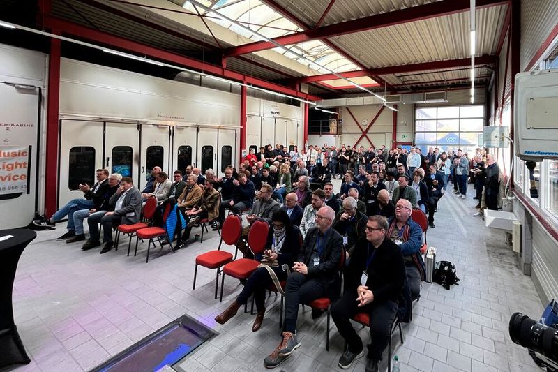 Am Samstag war der Verbandstag sehr gut besucht, weil sich viele zum Thema „Next Generation Karosseriebau: Mensch. Maschine. Möglichkeiten“ und zu den Produkten der Fachausstellung informieren wollten. (Bild: Jürgen Klasing)