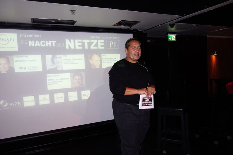 Gastgeber Werner Theiner, WZN begrüßt seine Gäste im P1 zur Die Nacht der Netze. (Bild: IT-BUSINESS)
