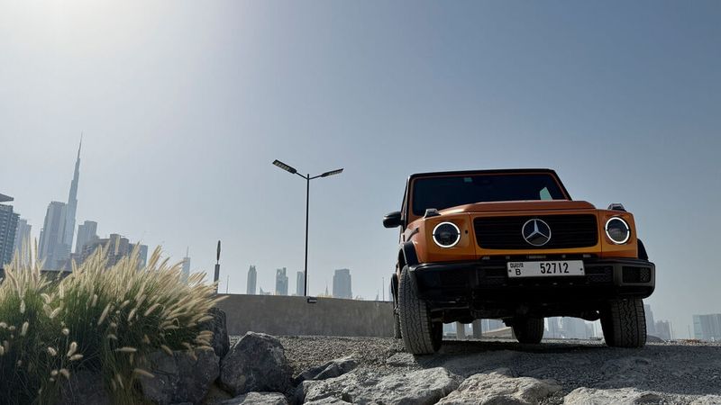 Zwischen Veranstaltungsfläche und Gartenterrasse werden ein paar AMG-Modelle inszeniert, ein paar S-Klassen und natürlich die allgegenwärtige G-Klasse. (Bild: SP-X/Benjamin Bessinger)