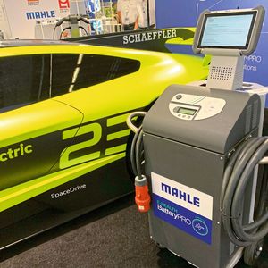 Mahle ermittelt Daten für den  SoH-Test nicht nur über die OBD-Schnittstelle, sondern auch  über die Ladesteckdose.(Bild:  Schmidt/autoFACHMANN)