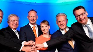 Von links: Dr. Bernd Schimpf (Vorstand), Prof. Dr. Dieter Spath (verabschiedeter Vorstandsvorsitzender), Dr. Dirk Haft (Vorstand), Dr. Anna-Katharina Wittenstein (Vorstandssprecherin), Dr. Manfred Wittenstein (Aufsichtsratsvorsitzender) und Erik Roßmeißl (Vorstand). (Wittenstein)