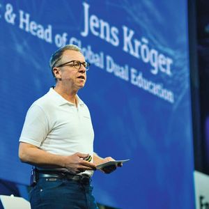 Jens Kröger, Leiter der globalen dualen Bildung bei Endress+Hauser, begrüsste die Teilnehmer des Networking Young Generation Events in Basel.(Bild:  Endress+Hauser)