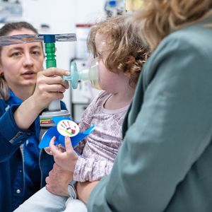 Kinder sind meist erst ab einem Alter von fünf Jahren in der Lage, die Lungenfunktionstests zu absolvieren, die für eine Asthma-Diagnose nötig sind. Im Bild ein Kind bei einem Atemtest.(Bild:  Kinderspital Zürich, Valérie Jaquet)