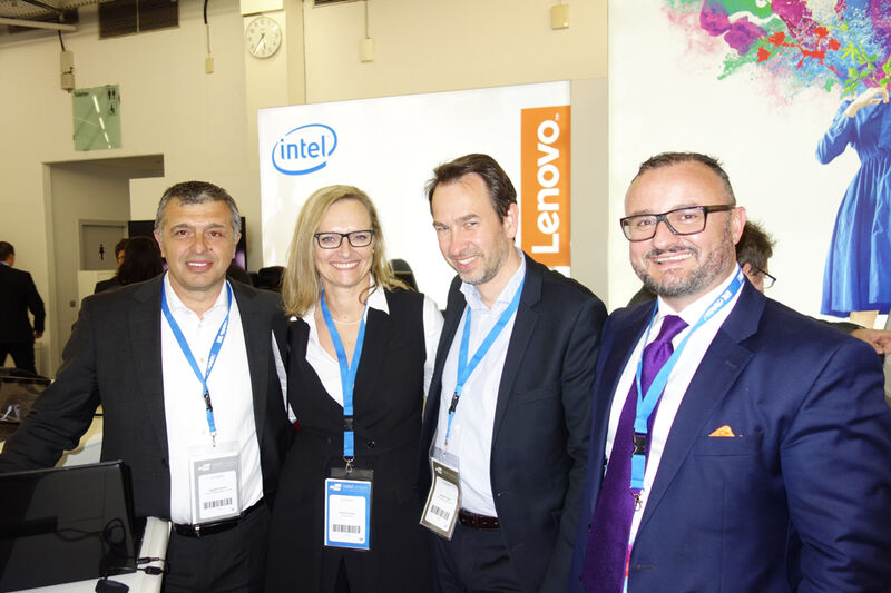 Christine Peters, Ingram Micro, mit (v. l.) Aggelos Derezis, Bernhard Fauser und Christoph Blankenhagen, Lenovo (Bild: IT-BUSINESS)