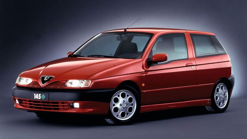 ... darunter auch dem Alfa 145. Ihn baute Alfa Romeo ab Juli 1994 als Nachfolgemodell des 33. Das fünftürige Schwestermodell des 145 stellte der Anfang 1995 vorgestellte 146 dar. Die Bodengruppe musste aufwendig modifiziert werden, um die Verwendung der längs eingebauten Boxermotoren von Alfa Romeo zu ermöglichen. Zunächst gab es 145 mit den vom 33 bekannten Boxermotoren mit 8 Ventilen mit 1,4 (66 kW/90 PS) bzw. 1,6 Litern Hubraum (76 kW/103 PS) sowie 1,7 Litern Hubraum und 16 Ventilen (95 kW/129 PS). Weiterhin wurde ein turbogeladener Dieselmotor mit 2,0 Litern Hubraum und einer maximalen Leistung von 66 kW (90 PS) angeboten – letzterer in Form eines Reihenmotors. (Bild: Hersteller)
