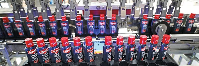 L'expertise en matière de composants alliée au savoir-faire en matière de systèmes : chez Dr. Kurt Wolff, le débitmètre Flowave a permis de réduire de plus des deux tiers le taux de rebut lors de la production de shampoings.(Image : Bürkert Fluid Control)