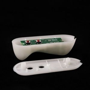 Das ist eine Fernbedienung als Prototyp in Serienwerkstoff, deren Form additiv gefertigt wurde (Aufmacherbild). Das Teil selber entstand im manuellen Spritzguss mit einer Maschine von HoliMaker – der HoliPress.(Bild:  HoliMaker)