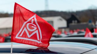 Mehr Lohn gibt es auch für die Beschäftigten im Kfz-Gewerbe in Baden-Württemberg. Darauf einigten sich die Tarifverhandlungsführer in der dritten Runde. (Bild: Max Gerlach / CC BY-SA)